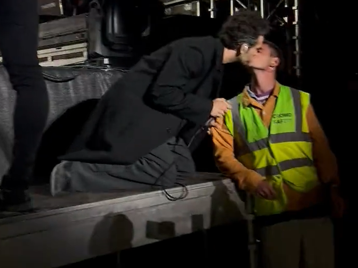 healy stage kiss