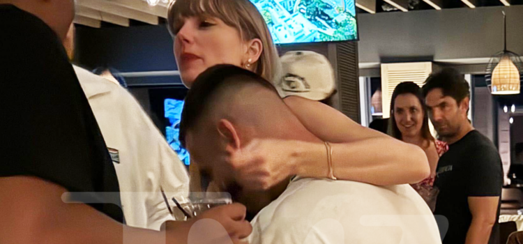 Taylor Swift rodea el cuello de Travis Kelce con el brazo en una nueva foto