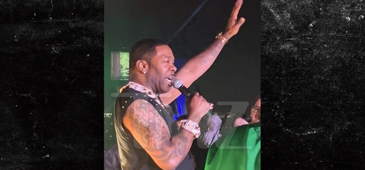 busta-rhymes-orders-crowd-to-pocket-phones-due-to-low-energy-at-concert