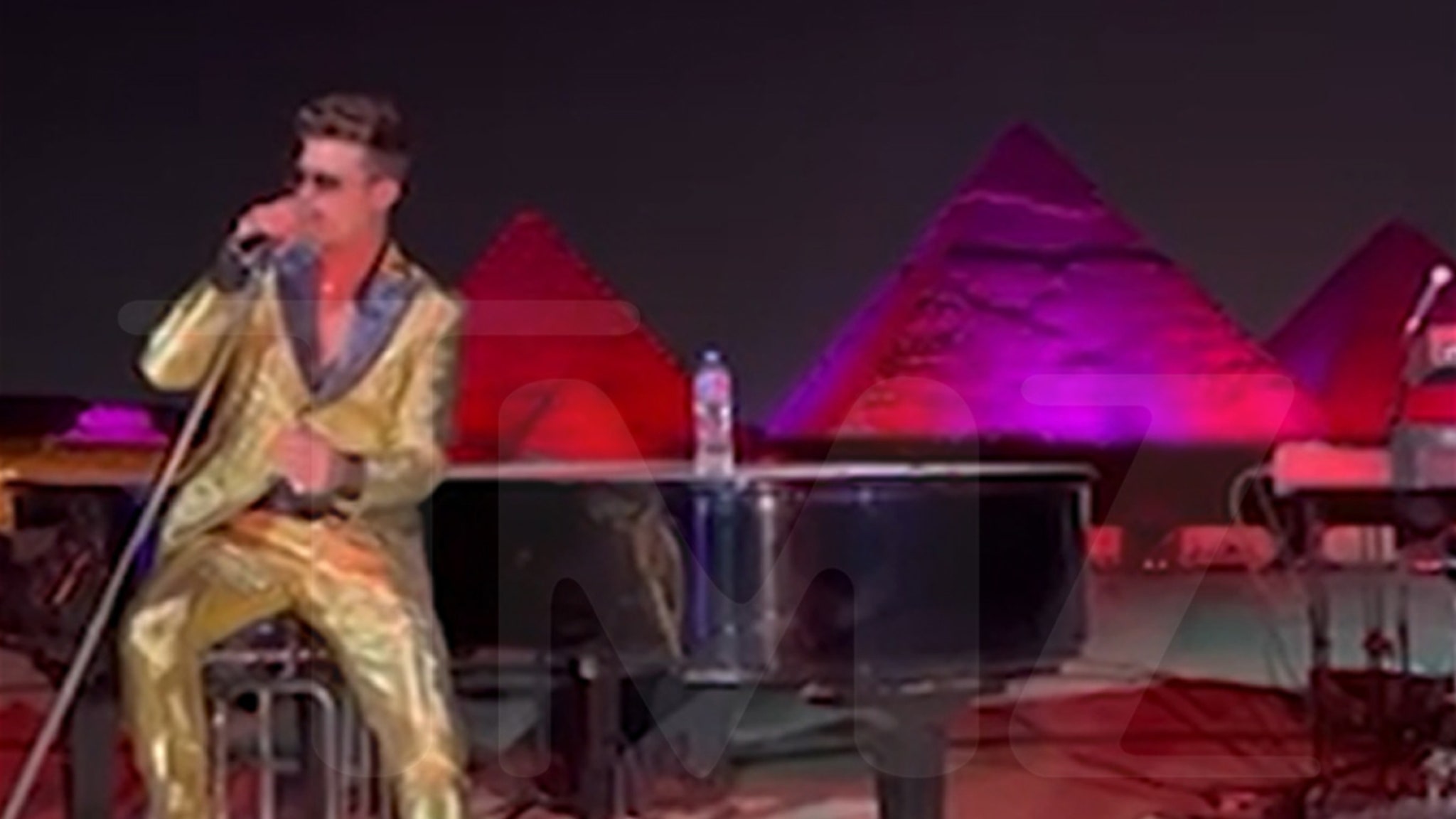 robin-thicke-performs-for-lavish-wedding-at-base-of-pyramids-in-egypt
